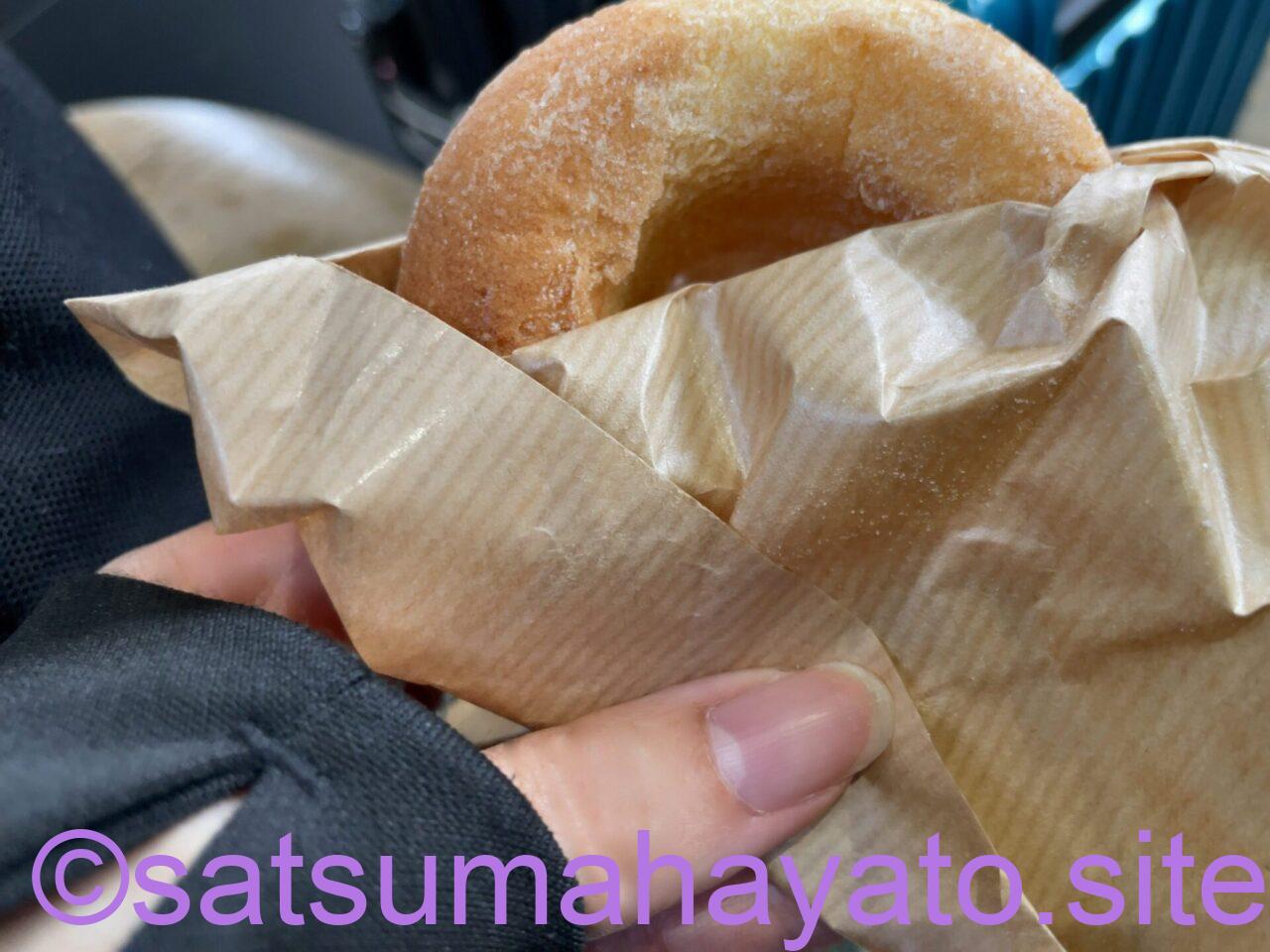 【シンガポールのカビ実例1】長期保存可能なシュトレンが2日で敗北。未開封商品の乾燥剤は限界破裂寸前。靴も未使用でカビ IMG 3343 1