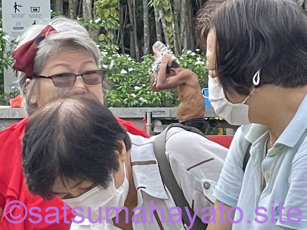 イーシュンの温泉卵用スペースを風呂場にしている男性:Sembawang Hot Spring Park IMG 2594