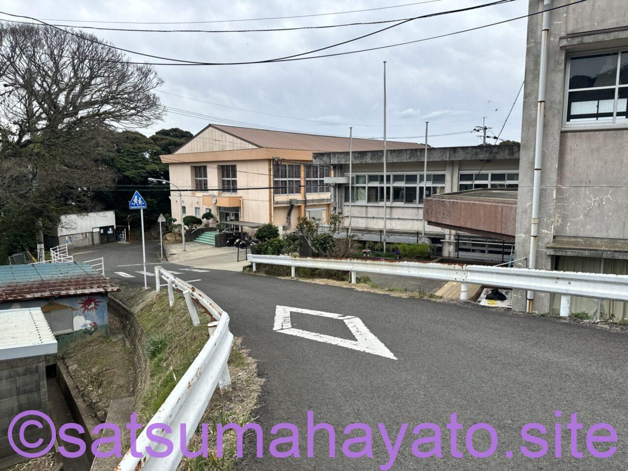 教会と神社の共存.佐賀県馬渡島.釣り客が多い IMG 1377
