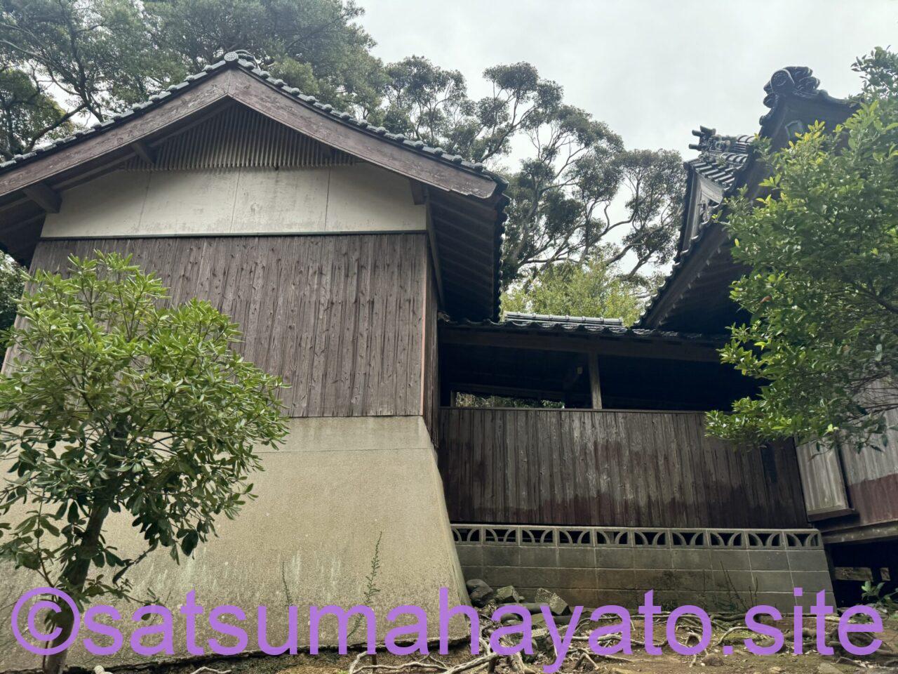 教会と神社の共存.佐賀県馬渡島.釣り客が多い IMG 1410