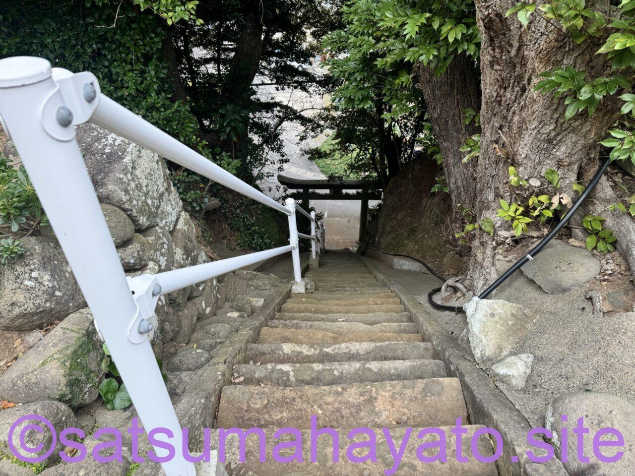 教会と神社の共存.佐賀県馬渡島.釣り客が多い IMG 1416
