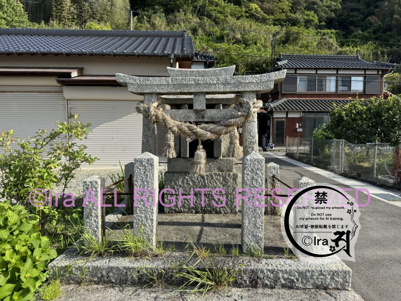山口県の向島(むこうしま)。片道1時間徒歩の稲荷神社が人気。タヌキや製塩やあったが現在は住宅地と神社がメインの有人島。 IMG 5592