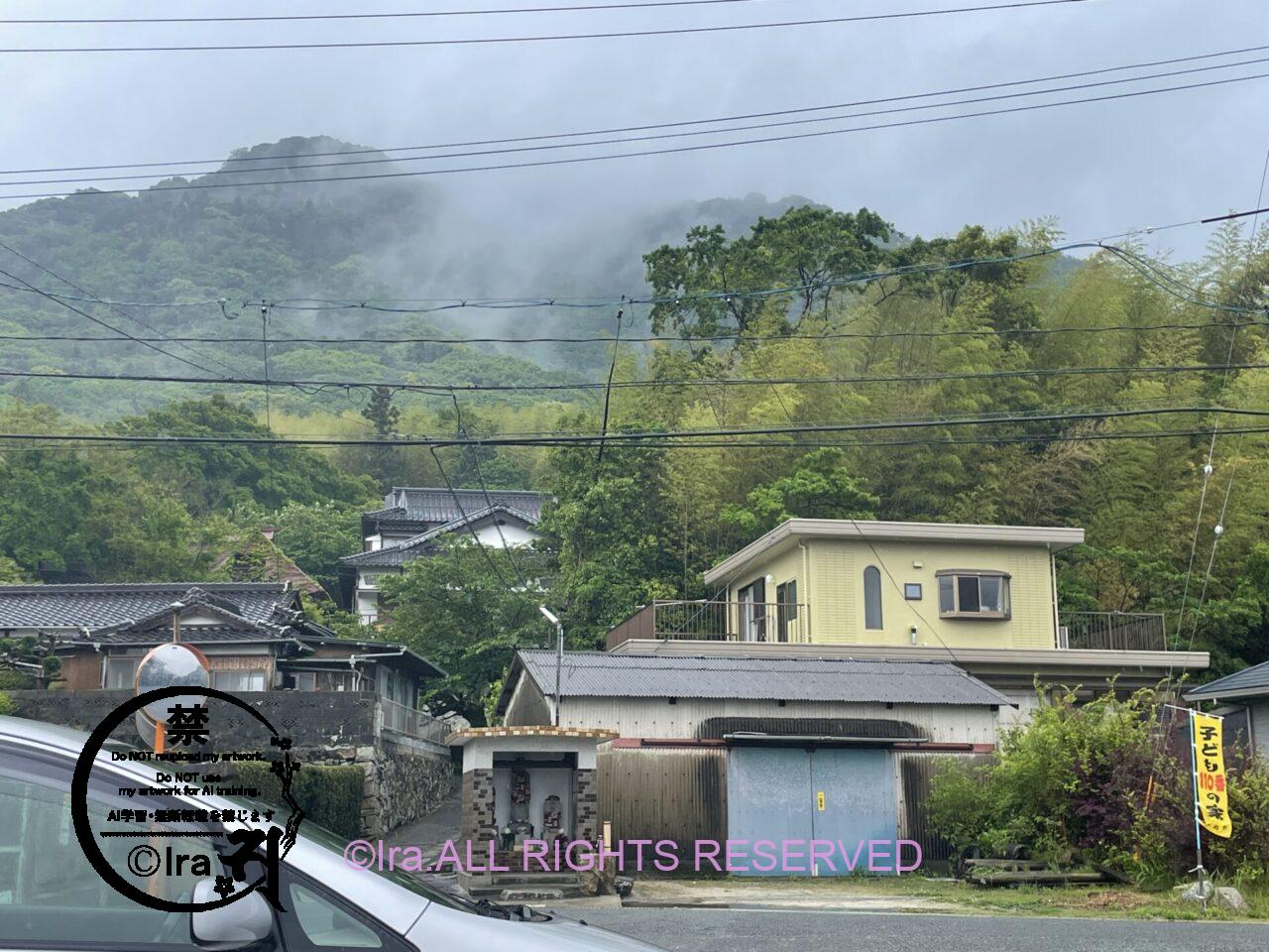 山口県の向島(むこうしま)。片道1時間徒歩の稲荷神社が人気。タヌキや製塩やあったが現在は住宅地と神社がメインの有人島。 IMG 6117